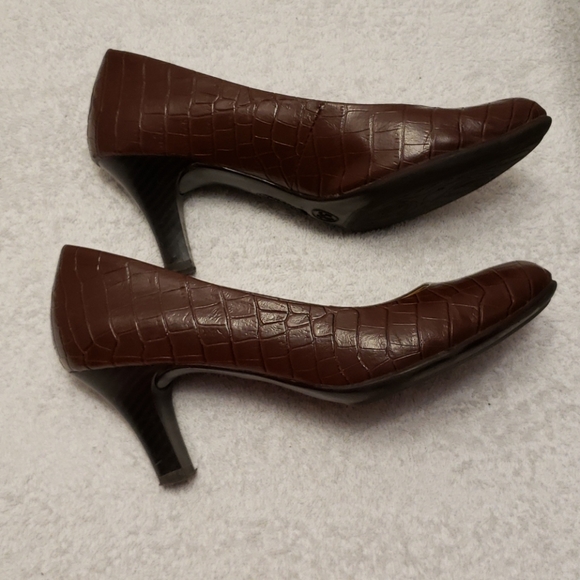 Merona faux crocodile dark brown pumps, 5.5 - Picture 8 of 10